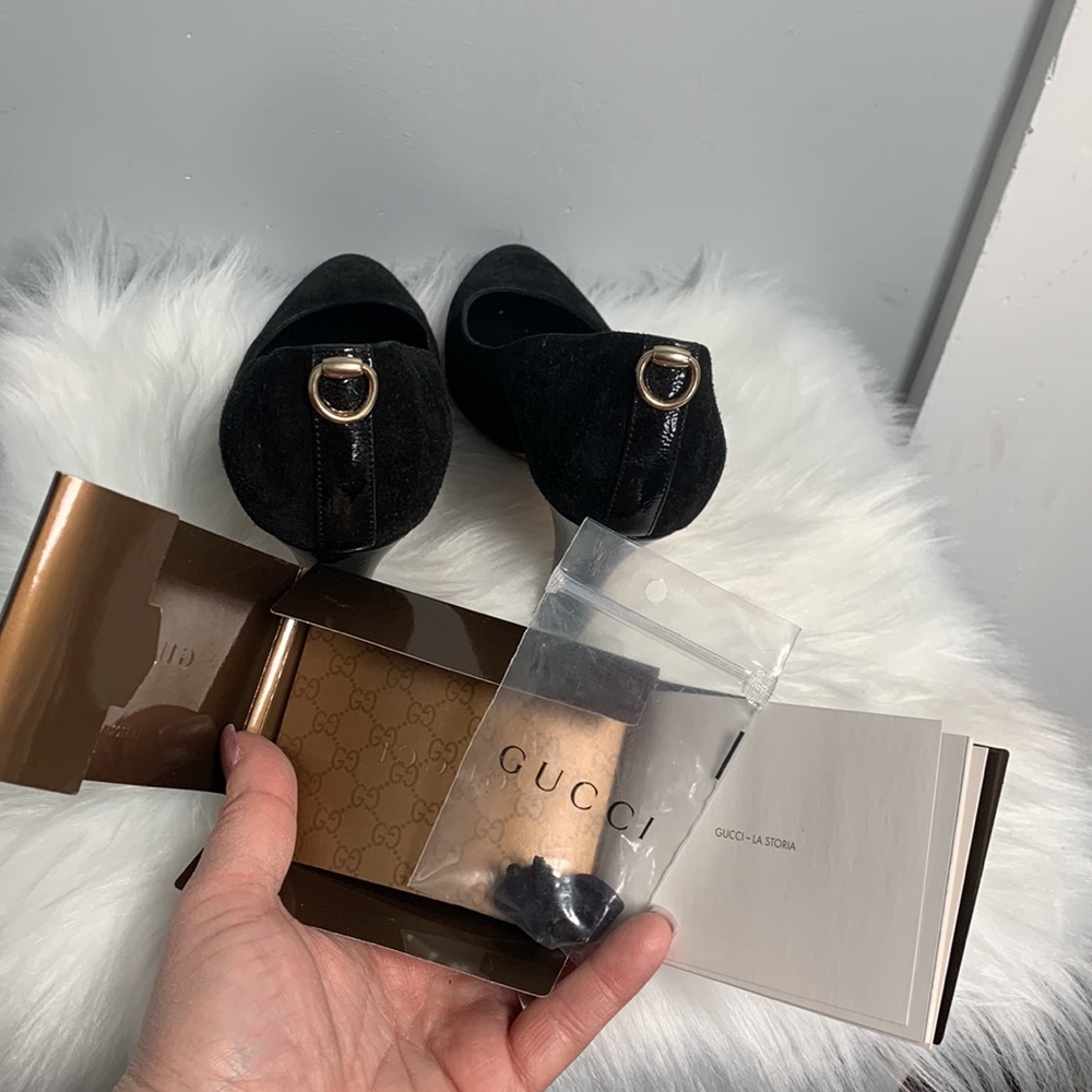 Authentic Gucci black suede pumps with gold decal - Picture 17 of 17